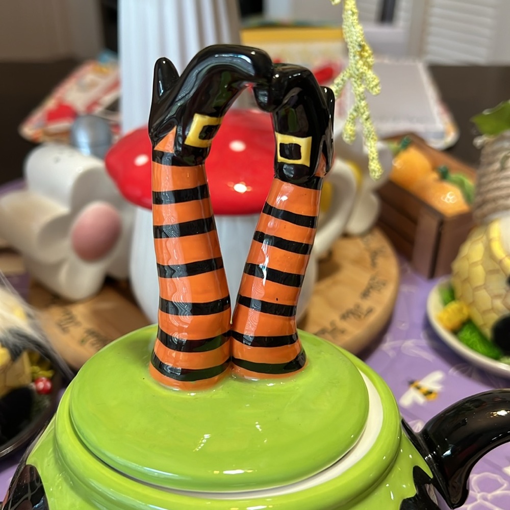 NEW EVIL WITCH TEA POT - Picture 3 of 10